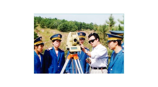 實習指導教師給學生講解全站儀操作過程