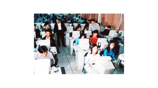 汽車專業(yè)多媒體教室內,教師指導學生進行畢業(yè)設計