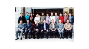 中國民主同盟內(nèi)大職業(yè)技術學院支部與校領導合影