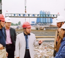       圖為學院畢業(yè)生韋世國副局長（左一）、學院畢業(yè)生九泰公司 總經理關和平（中）在施工現(xiàn)場